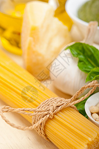 意大利传统Basil虫类意大利面粉成分美食烹饪芳香面条松子草本植物背景小品午餐食物背景图片