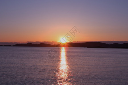 日落时的挪威峡湾天空背景图片