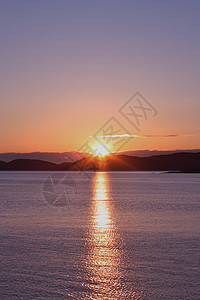 日落时的挪威峡湾天空背景图片
