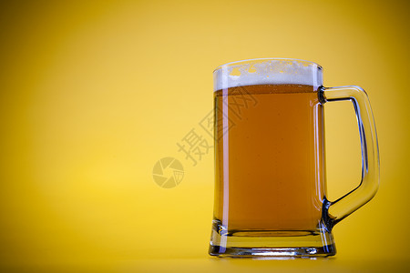 啤酒杯 明亮 充满活力的酒精主题桌子背光派对酒馆烧杯庆典啤酒气泡酒吧泡沫背景图片