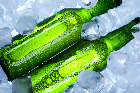 啤酒冰啤酒在冰中 明亮活跃的酒精主题生活桌子泡沫烧杯干杯玻璃酒吧酒馆金子液体背景