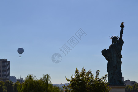 从气球观测到的巴黎自由神像背景图片