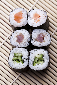 寿司 东方美食 多彩主题海藻美味桌子蔬菜饮食鱼片海鲜厨房食物黄瓜背景图片