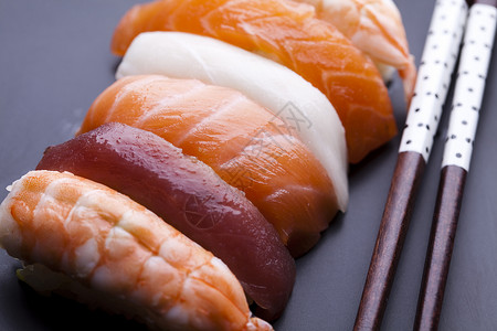 寿司 东方美食 多彩主题厨房美味竹子桌子鱼片黄瓜海藻饮食午餐食物背景图片