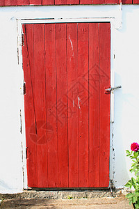 挪威弗罗斯塔农场的红色谷仓门背景图片