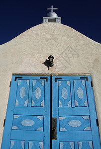 新墨西哥州San Ysidro教堂蓝门背景图片