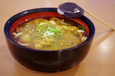 日本面条咖哩汤食物菜单面条桌子钢包汤面风格美食盘子背景图片