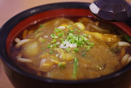 日本面条咖哩汤钢包风格面条菜单盘子汤面食物美食桌子背景图片