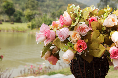 不同颜色的人工玫瑰花店情人植物花瓶风格花束白色粉色礼物装饰背景图片
