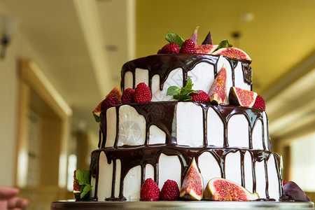 巧克力蛋糕 带无花果和草莓食物咖啡杯白色可可盘子甜点背景图片