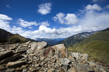 格拉鲁斯阿尔卑斯山脉的春天风景天空地面花朵季节性全景草地季节乡村远景蓝色背景