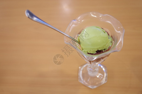 绿茶冰淇淋菜单玻璃享受绿色红豆勺子咖啡店美食甜点桌子背景图片