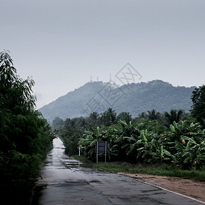 下着雨天的潮湿道路高清图片