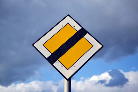 黄路标志蓝色黑色天空警告白色灰色条纹邮政背景图片