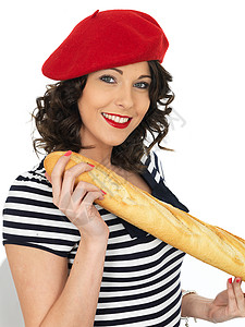 喜欢吃法式棍棒面包面包的年轻美女女孩白色女士红色食物贝雷帽午餐黑发成人小吃背景图片