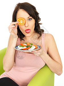 女孩吃莫扎雷拉奶酪和番茄沙拉食物摄影午餐沙拉冒充白色节食女士美食黑发背景图片