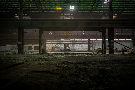 工业内地 里面有推土机挖掘机建筑学车辆搬运工工厂窗户大厅框架仓库金属背景图片