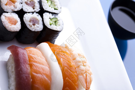 寿司 东方美食 多彩主题盘子饮食午餐厨房桌子竹子海藻鱼片筷子食物背景图片