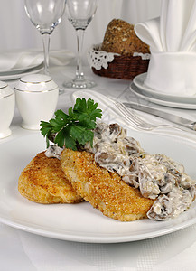 含有蘑菇的土豆粉Zrazy油炸陶器早餐小吃烹饪香菜奶油午餐土豆面包屑背景图片