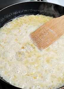 奶油加到锅里煮酱汁背景图片