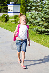 可爱女孩上学童年蓝色文件夹孩子金发女学生公文包背包粉色白色背景图片