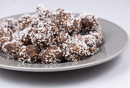 瑞典巧克力球会食物奶制品盘子冰雹文化茶歇白色高清图片