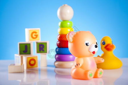婴儿和幼儿玩具 亮音生动的成分童年圆形白色黄色蓝色戒指生活孩子新生儿童背景图片