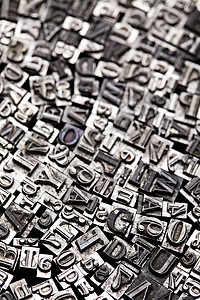 旧金属可动伤寒 孤立的亮色主题金属字体字母机器长方形活版打印工具文学打印机背景图片