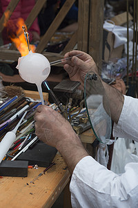 高温制曲做一个玻璃球的大师艺术工作玻璃设备火焰工艺水晶球高温工具工匠背景