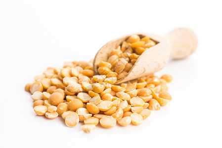白色背景上孤立的黄白分裂豌豆营养豆子豆类种子黄色团体扁豆脉冲食物背景图片