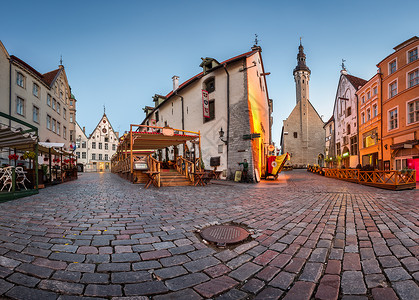 奥尔德萨上午Tallinn市政厅和Olde Hansa餐厅背景