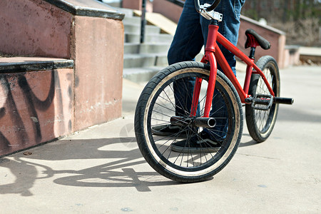 卡通红色自行车BMX 自行车驾驶机男生轮子牛仔裤闲暇青年运动运动鞋青少年孩子轮胎背景