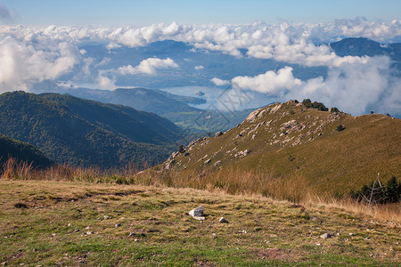 山地全景山峰远景岩石地平线蓝色高山草地冰川天空高度高清图片