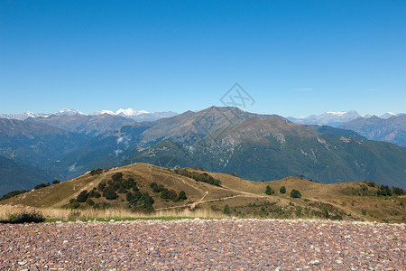 山地全景地平线高山风景山峰岩石冰川草地高度蓝色天空高清图片