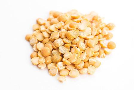 白色背景上孤立的黄白分裂豌豆黄色种子豆类营养食物扁豆团体脉冲豆子背景图片