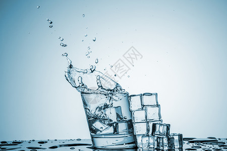 泼水成冰玻璃中的水 加上泼水的泉水气泡飞溅液体行动透明度酒精运动冰块蓝色海浪背景