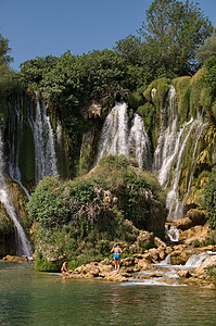 波斯尼亚和黑塞哥维那的克拉维自来瀑布城市运动瀑布天堂勘探场景旅行绿色岩石旅游图片