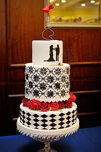 蓝色婚礼背景三层蓝色和白色的婚礼蛋糕 配有甜食玫瑰背景