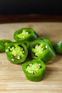 辣椒竹子砧板绿色木头蔬菜植物食物胡椒背景图片