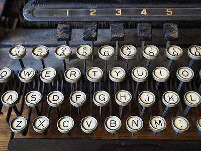 旧打字机的钥匙古董字母棕色锤子宏观背景图片