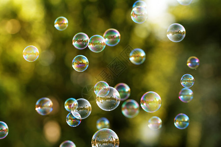 空气气泡肥皂泡沫液体折射乐趣空气花园圆圈反射喜悦紫色童年背景