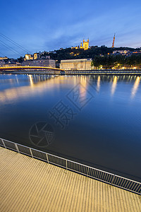 感怀母恩立体字夜间在里昂萨昂河的垂直视图教会母院天桥建筑地标行人景观纪念碑大教堂天空背景