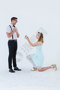 向男朋友求婚的歇斯底尔特妇女背景图片