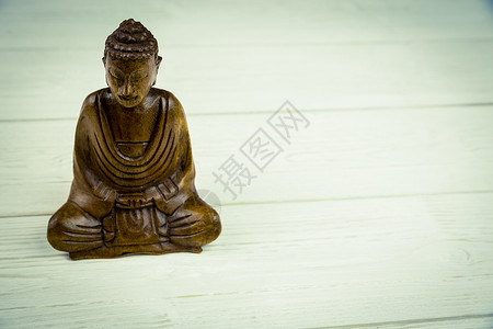 桌子上的佛像沉思雕塑塑像信仰宗教冥想雕像背景图片