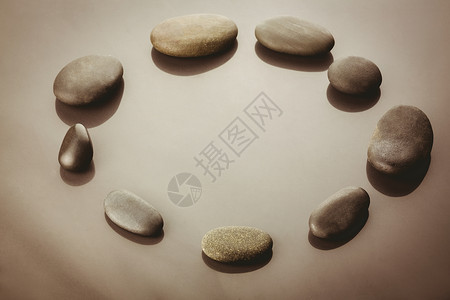带有石环的佛像沉思信仰石头卵石冥想宗教圆圈背景图片