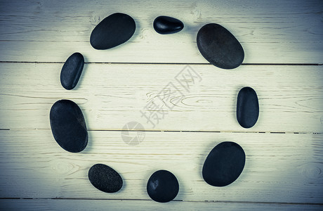放在桌上的花边信仰冥想圆圈石头卵石沉思宗教背景图片