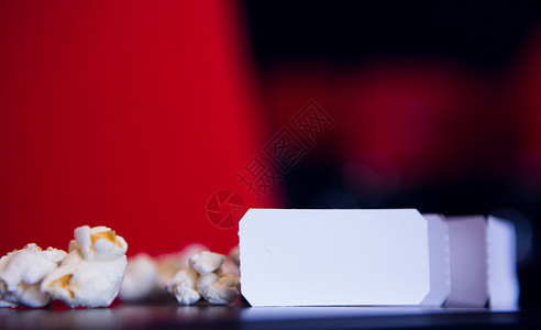 流行玉米和电影票座位红色礼堂椅子爆米花时间电影院食物电影业文艺背景图片