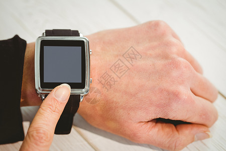 利用聪明手表的女商务人士设备技术计算移动公司手腕商业电脑套装商务背景图片