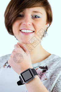 漂亮的黑发美女穿着聪明的手表背景图片