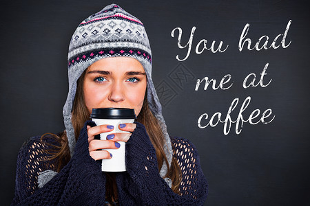 穿着暖衣喝咖啡的美丽女子的复合图象帽子衣服黑色女性杯子女士季节咖啡饮料背景图片